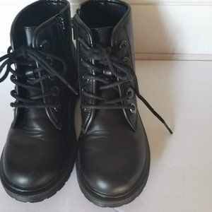 Steve Madden Girls Combat Shoes, Size 1, Black